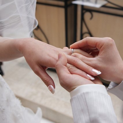 結婚指輪を左手薬指につける意味
