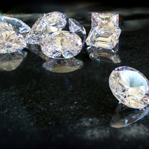 婚約指輪に欠かせない「ダイヤモンド」の宝石言葉・込められた意味